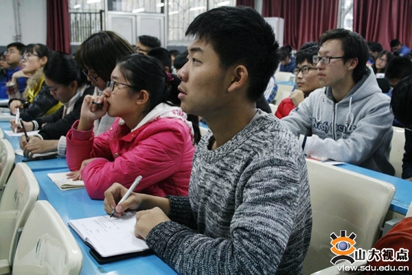 数学学院党委书记给学生讲授形势与政策课-山