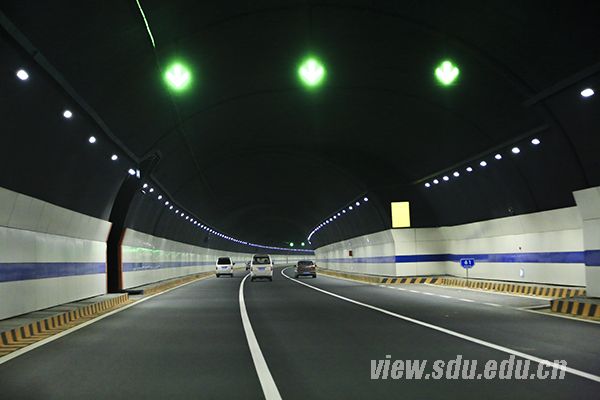 编者按:在黄海之滨、崂山北麓、鳌山湾畔的青岛市蓝色硅谷核心经济区,有一所正在紧张建设施工的校园,它是山东大学在青岛办学的纽带,见证了百年老校与百年名城的第二次牵手,这就是山东大学青岛校区。它是山东大学大家庭的最新一员,承载着延揽高层次人才、发展高水平学科的重责大任,对于学校建设世界一流大学的目标具有重要战略意义。为了使全校师生更为清晰地了解青岛校区的建设发展情况,宣传部与青岛校区启动运行办公室组成专题报道组,赴青岛即墨进行了实地采访,策划推出“走进青岛校区”系列报道,以回答青岛