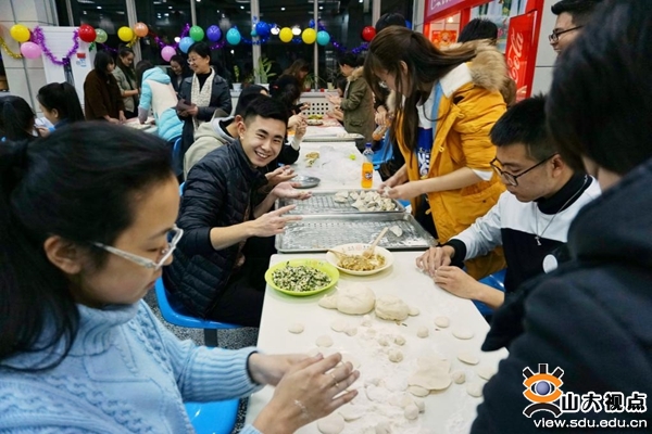 艺术学院举行冬至包饺子活动山东大学
