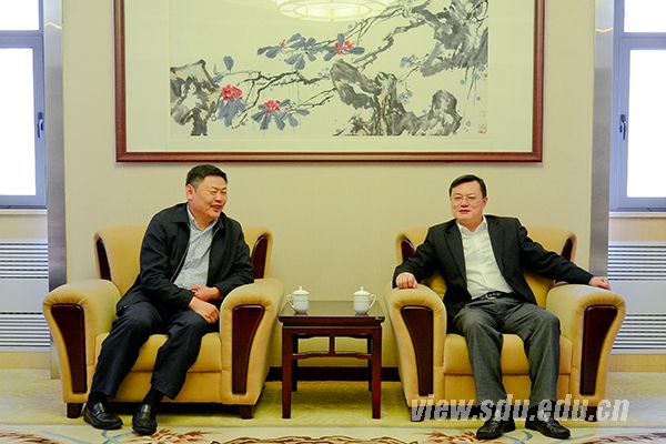 山东大学校长张荣(右)会见了新疆昌吉学院院长冯武生(左)一行