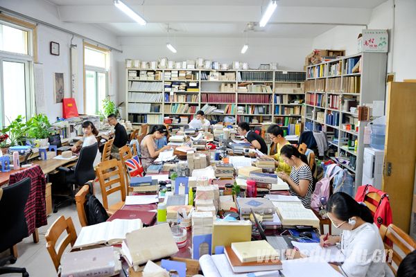 即之也温 在学生的心目中,杜泽逊是一位“望之俨然,即之也温”的师长。前半句说他做学问严谨严肃,后半句说他待学生温和可亲。大家私下里称他为“男神”,颜值高、学问高,受到推崇。他也爱学生,有一年春节,他来上班时,想到学生的问题、人才的问题,就此提笔给校长写了一封信。一位尼山学堂的学生说:“我们和杜老师之间深厚的师生情谊,用语言是无法形容的。” 去年,尼山学堂第一届学生毕业。毕业典礼的前两天,电视台到尼山学堂教室,趁课间休息时现场