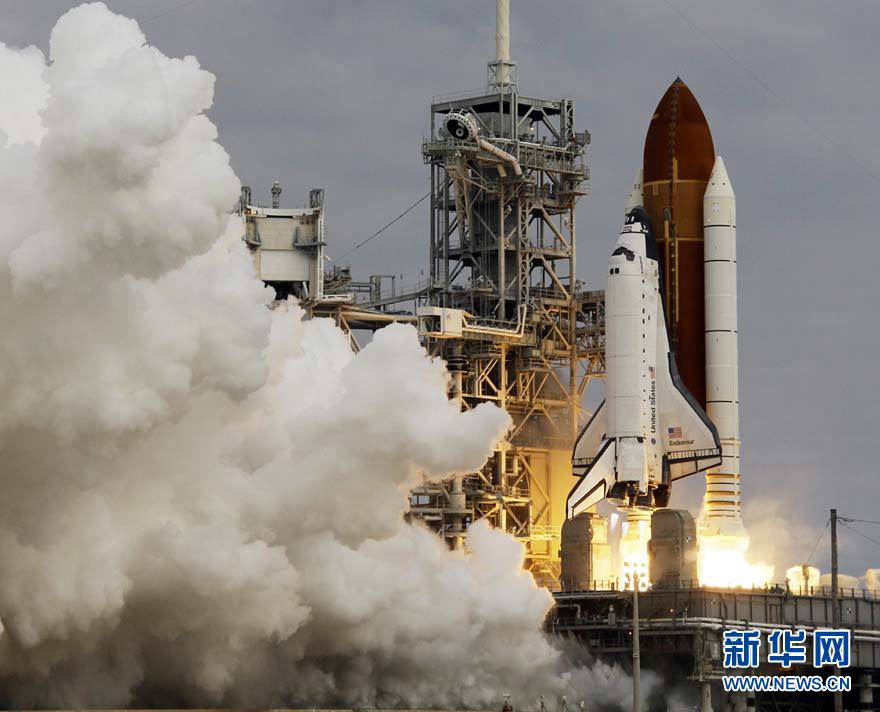 5月16日，美国“奋进”号航天飞机携带着中国参与制造的阿尔法磁谱仪，从佛罗里达州肯尼迪航天中心发射升空，前往国际空间站。这是“奋进”号的绝唱之旅。    新华社/美联