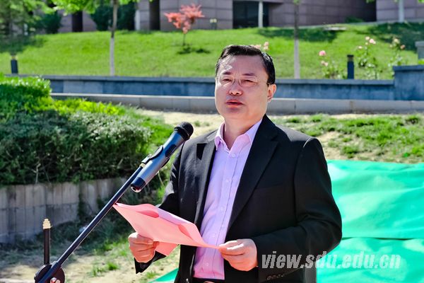 著名力学家刘先志先生塑像在兴隆山校区落成