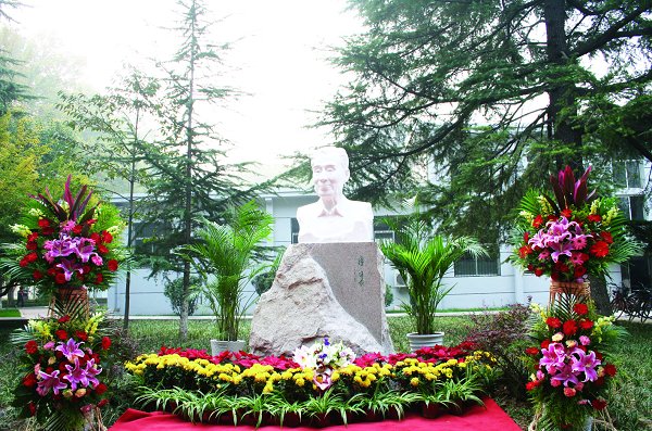 蒋维崧(1915-2006),字峻斋,山东大学教授、博士生导师,我国著名语言文字学家、书法家、篆刻家。2011年11月,蒋维崧先生塑像在中心校区落成。